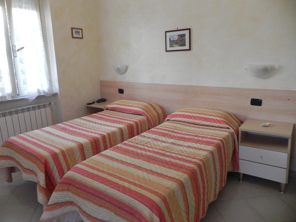 Hotel Villa Robinia Genzano di Roma Zimmer foto